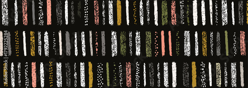 Examen digital en tableta con libros y gafas, símbolo de educación y conocimiento.