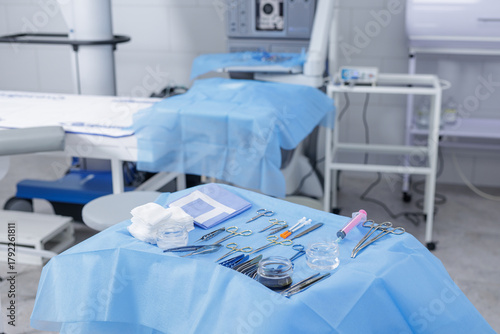 Fotografie Sterile surgical instruments set on tray in a modern operating room