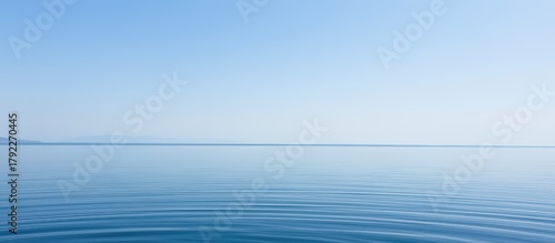 Panel kuchenny z motywem Serene blue ocean with gentle ripples under a clear sky.