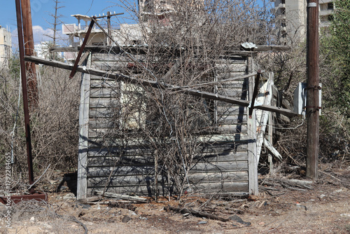 Cipro, famagusta,area militare abandoned building window showing decay in varosha famagusta cyprus
