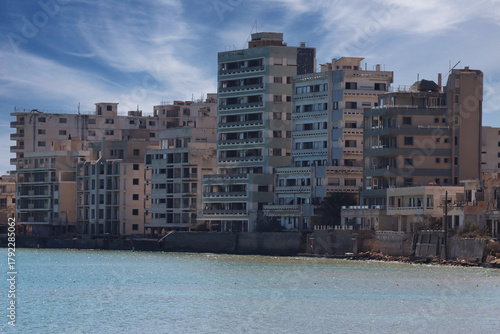 Cipro, famagusta,area militare abandoned building window showing decay in varosha famagusta cyprus