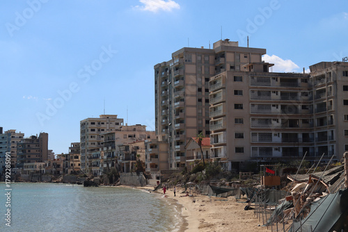 Cipro, famagusta,area militare abandoned building window showing decay in varosha famagusta cyprus