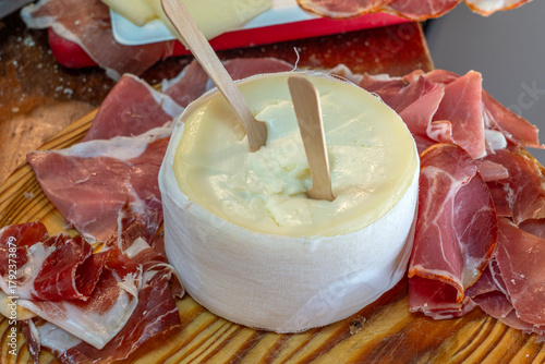 queijo mole e derretido com duas colheres de madeira