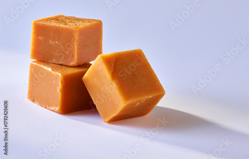 Karamell Stuecke, Karamell Bonbons, Süssigkeit, isoliert, quadratisch, 
