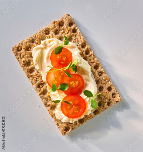 Knaeckebrot Sesam mit Quark und Tomate, belegtes Brot, Topshot, Tomatenbrot, 