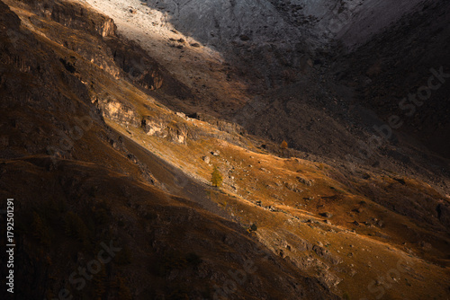 lumière dans les montagnes