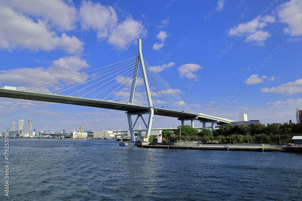 Naklejka premium 大阪・天保山大橋の風景