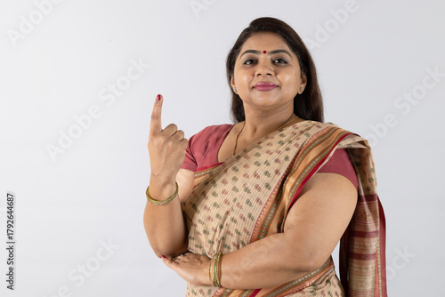 Φωτογραφία Portrait of an indian rural woman showing vote finger 
index on white studio bac