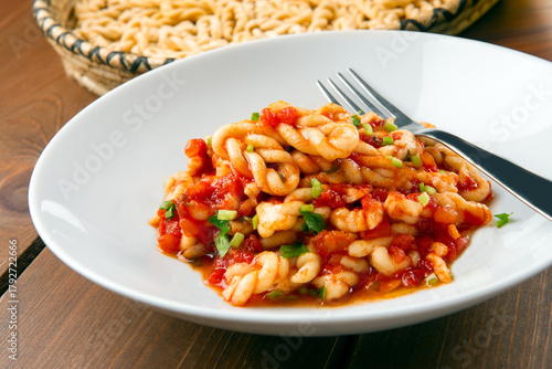 Lorighittas al pomodoro, pasta tradizionale della Cucina Sarda, cibo italiano 
