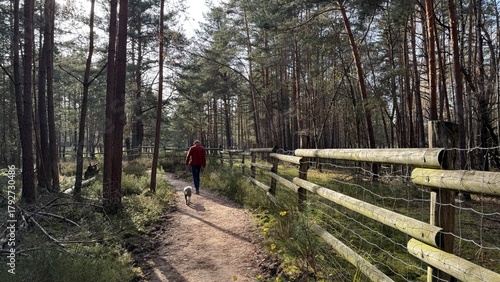Mann und sein Lagotto Romagnolo Hund wandern in Franken