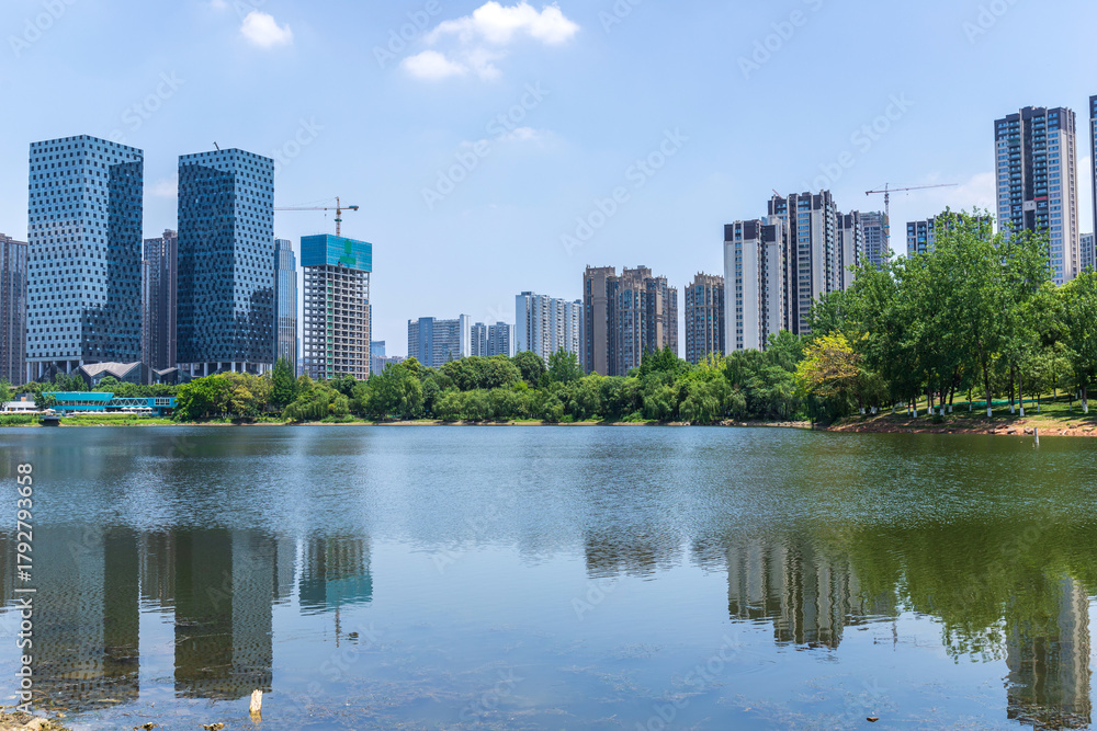 Obraz premium The lake and architectural scenery of Donghu Park in Chengdu, Sichuan Province, China