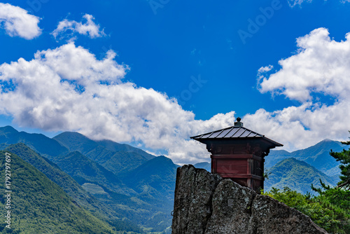 青空と断崖の寺