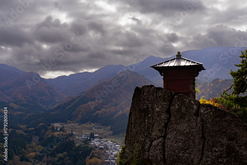 曇天と断崖の寺