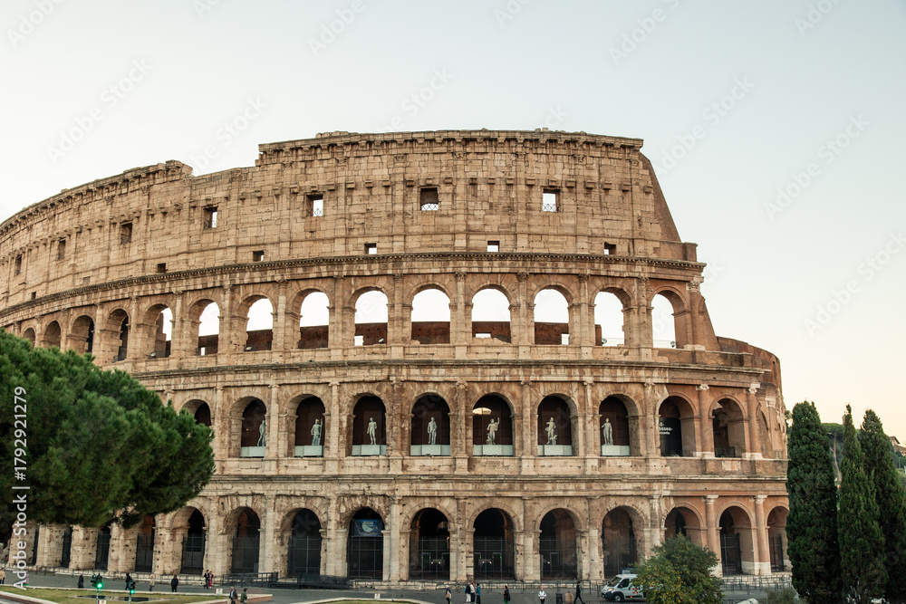Obraz premium Colosseum structure in Rome, Italy, attracting tourism
