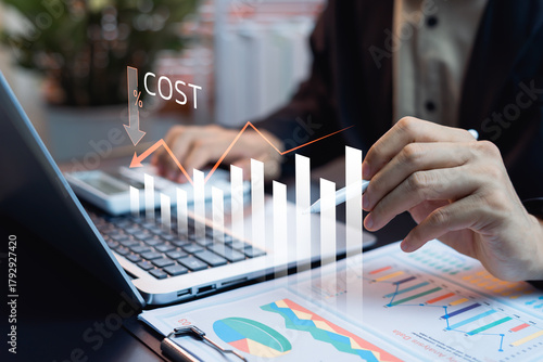 Foto Businessman analyzing financial data with a virtual chart representing cost reduction, budget control, and financial optimization
