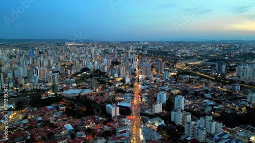 Vista aérea no cair da noite dos prédios residenciais da área central da cidade de Campinas, São Paulo. 