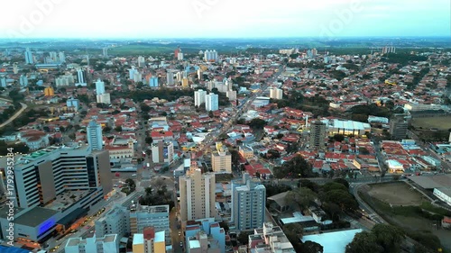 Vista aérea no cair da noite dos prédios residenciais da área central da cidade de Campinas, São Paulo. 