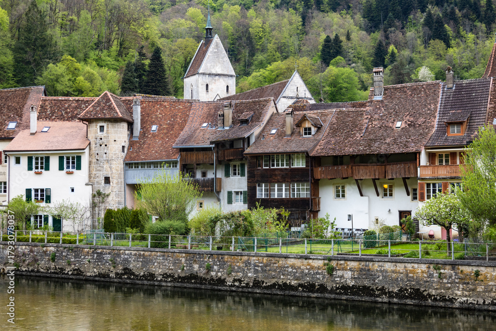 Obraz premium Saint-Ursanne est une cité médiévale touristique du Clos-du-Doubs et une ancienne commune suisse du canton du Jura, située dans le district de Porrentruy le long du Doubs