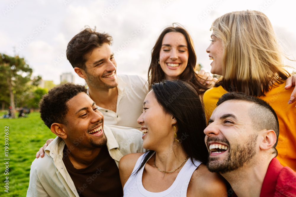 Obraz premium Diverse group of young friends having fun together outdoors in summer. Millennial student people laughing walking in city street enjoying day off. Youth community and friendship concept.