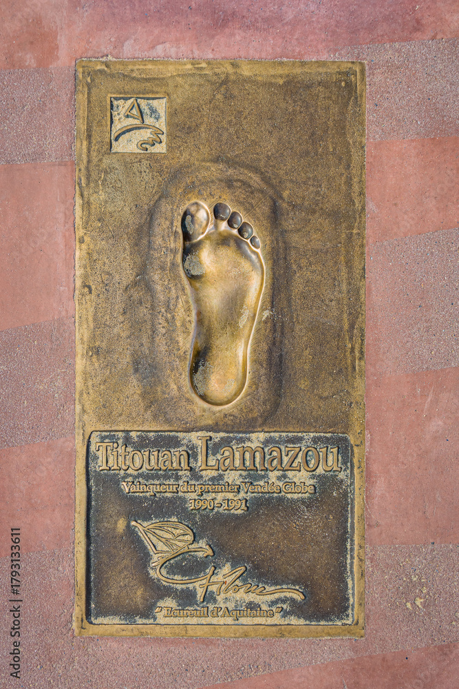 Fototapeta premium Les empreintes de pied de 13 skippers de la station balnéaire d’Arcachon le 20 août 2025, Arcachon, France