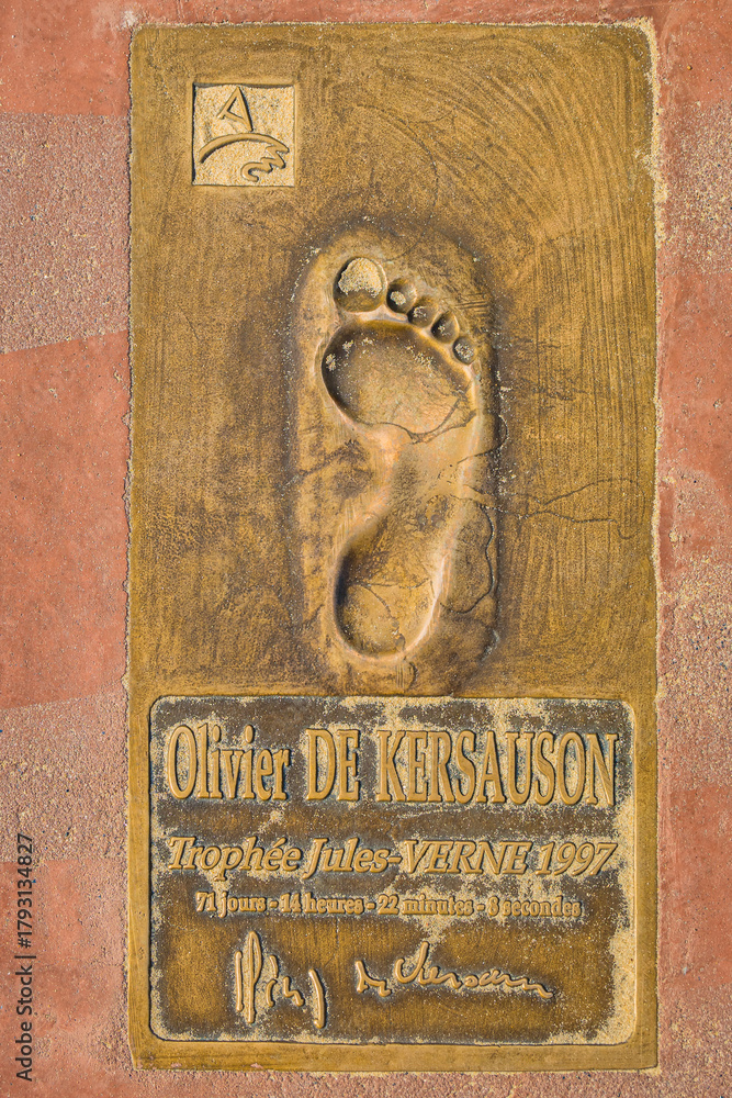 Fototapeta premium Les empreintes de pied de 13 skippers de la station balnéaire d’Arcachon le 20 août 2025, Arcachon, France