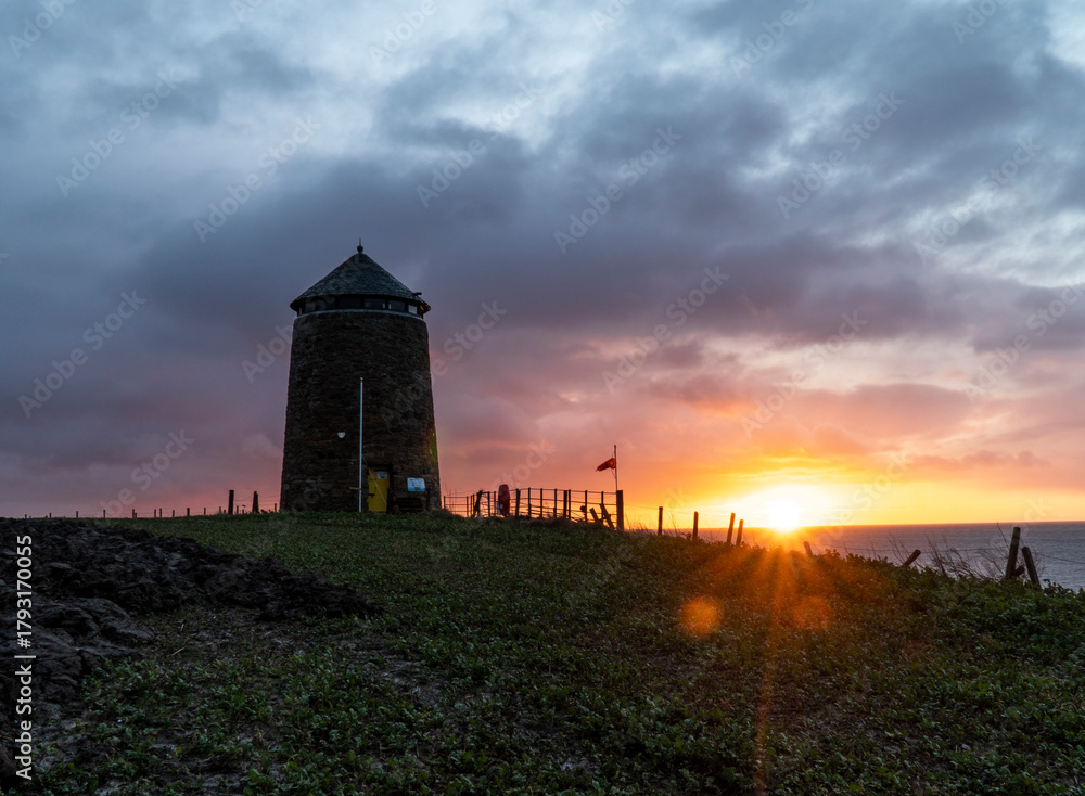 Fototapeta premium sunrise at the St monans windmill 