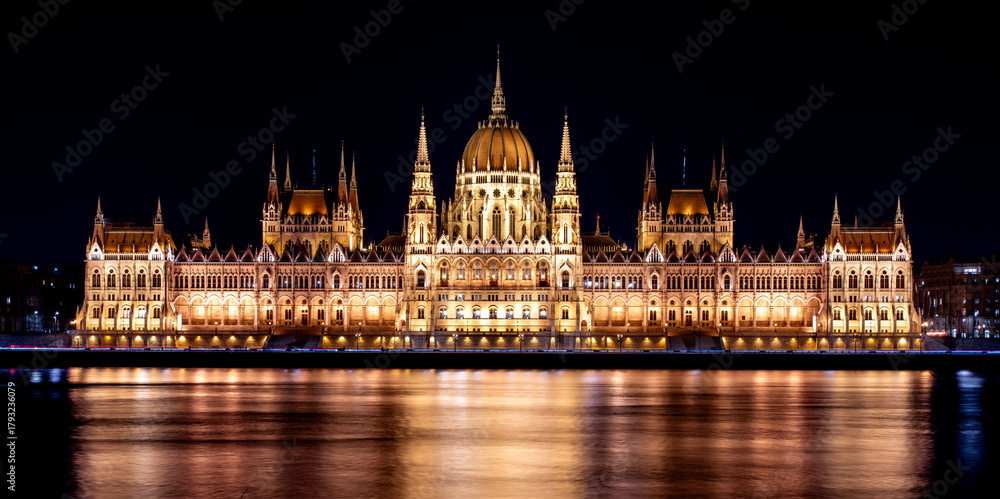 Fototapeta premium parliament building in budapest