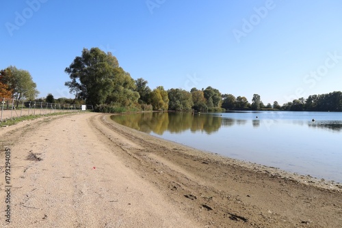 Plage de sable le long du lac d'Amance, village de Dienville, département de l'Aube, France