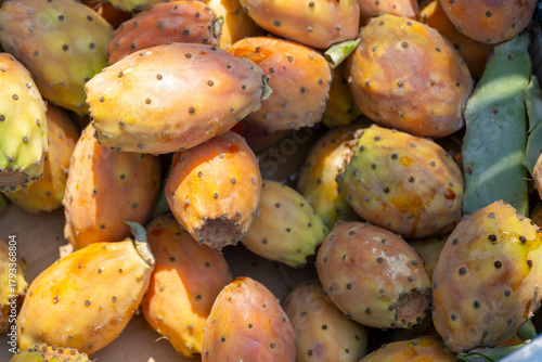 Bilde på lerret Ripe prickly pear cactus fruit on display
