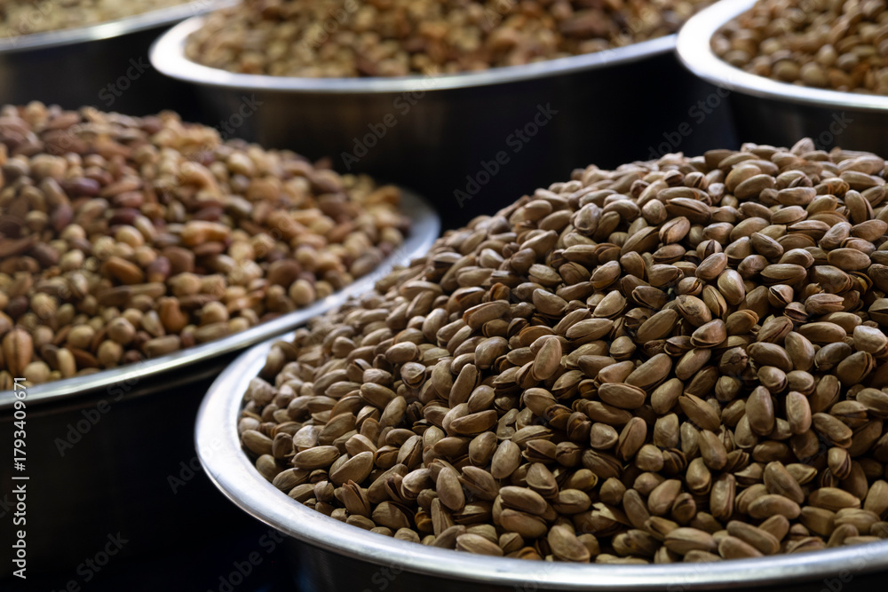 Obraz premium Organic Antep Pistachios Displayed at Local Market. Pile of Pistachio Nuts at Farmers Market. Traditional Market Stall Selling Pistachios.