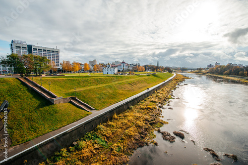 Carta da parati the embankment of the Western Dvina River in autumn, where people walk in Vitebs
