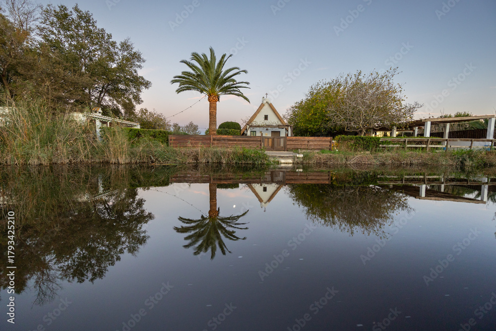 Obraz premium Albufera lake water reflecting tranquil nature landscape