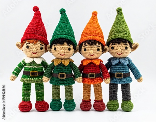 Petits lutins réalisés au crochet, isolés sur fond blanc. Generated Image.