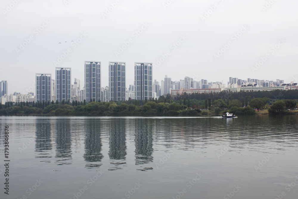 Obraz premium This is a view of the Han River with a view of high-rise apartments.