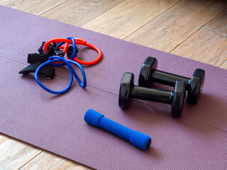 Fotobehang Fitness Thuisworkout met dumbbells op yogamat  © OlgaPS