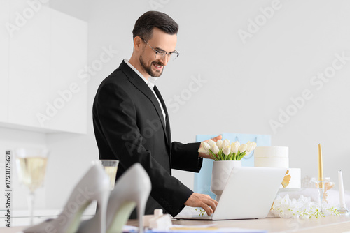 Male wedding planner workin...