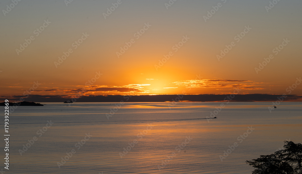 Naklejka premium beautiful orange sunset at Rio de la plata2