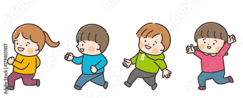 笑顔で走る四人の子供たち