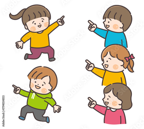 笑顔で指さす五人の子どもたち