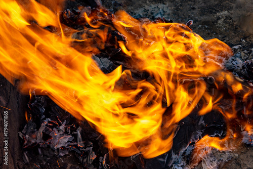 Behang When exposed to flame, paper combusts rapidly in a pit, producing visible smoke and ash while leaving behind toxic residues and altering the soil