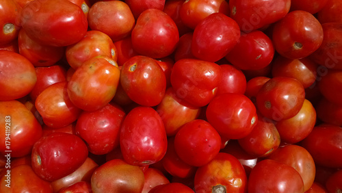 Fotografía Ripe tomatoes with natural texture and bright red color