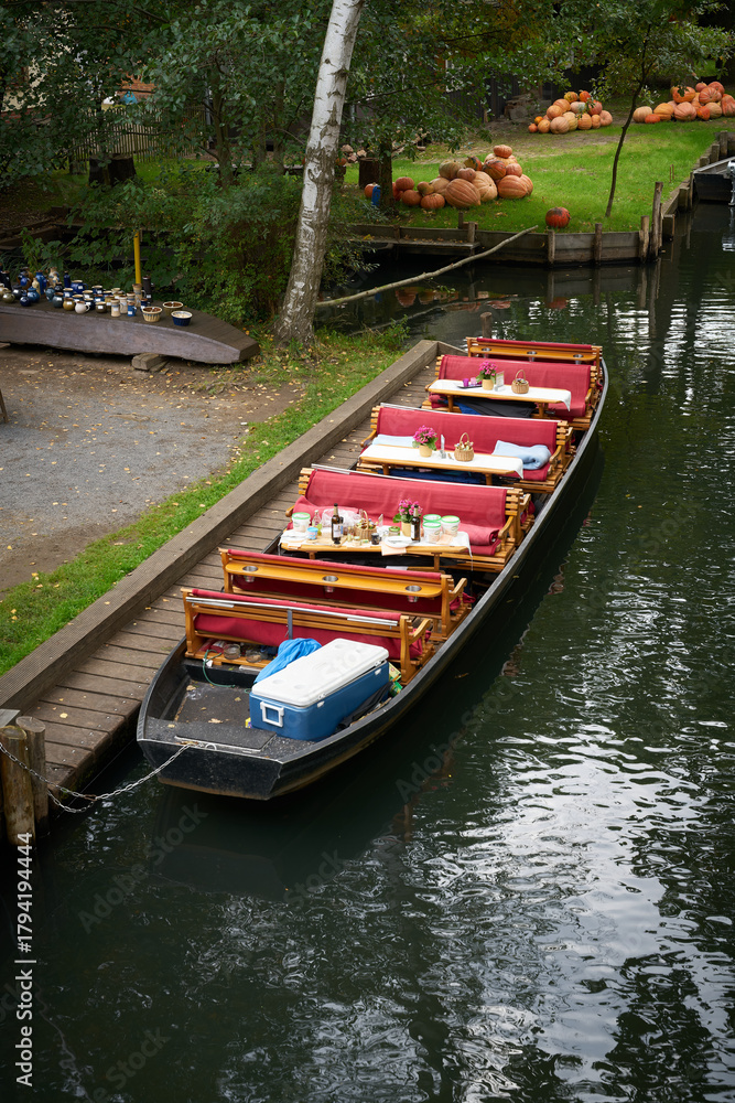 Fototapeta premium Spreewaldkahn zum Transport von Touristen durch die Fließe des Spreewaldes im Spreewalddorf Lehde