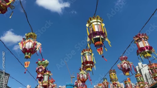 青空に揺れる香港黄大仙祠の色鮮やかな中華提灯