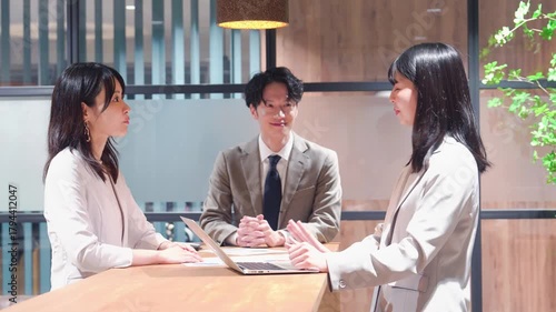 オフィスで働くビジネスパーソン