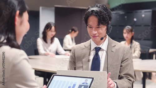 オフィスで働くビジネスパーソン