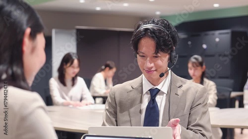 オフィスで働くビジネスパーソン