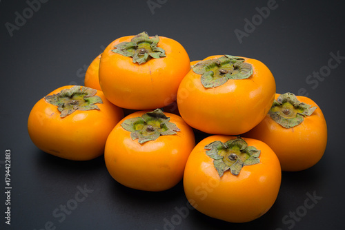 美味しい秋の自然の恵み　柿をたくさん並べて