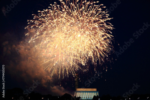 Cuadro en lienzo Washington DC fireworks in front of Lincoln and Washington Memorials photographed across the Potomac in Arlington, VA