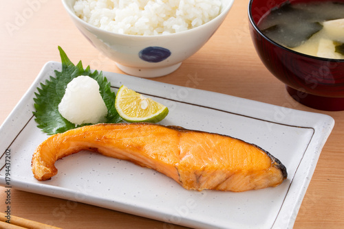 銀鮭の塩焼きとご飯　