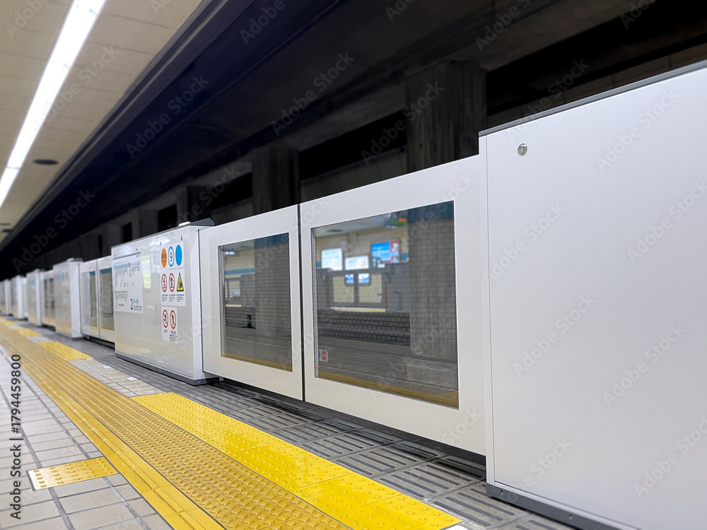 Fototapeta premium 地下鉄ホームドア・安全設備のあるプラットフォーム